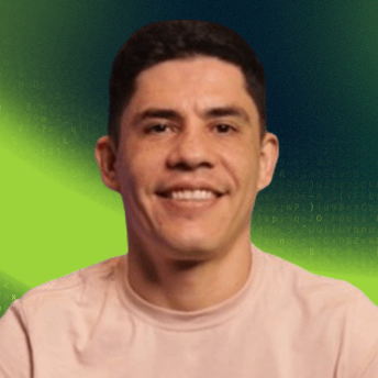 Foto de perfil de Christian Velasco, instructor de la Inmersión Java de Alura, mostrando una sonrisa y vistiendo una camiseta rosa, sobre un fondo verde.