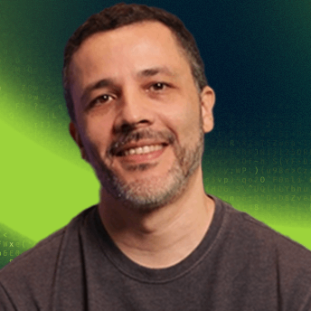 Foto de perfil de Roberto Sabino, instructora de la Inmersión BI de Alura, mostrando una sonrisa y vistiendo una camiseta griz, sobre un fondo verde.