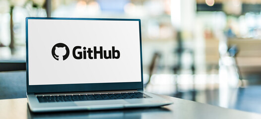 Un portátil con el logo de Github siendo exhibido en la pantalla